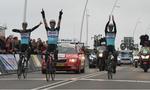 OPVISNING. Med Iljo Keisse først over stregen jubler både han og holdkammeraterne Niki Terpstra (tv) og Lukasz Wosniowski over den storslåede Etixx-Quick Step-opvisning i Ronde van Zeeland. 