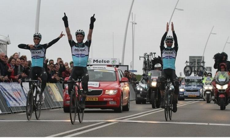 OPVISNING. Med Iljo Keisse først over stregen jubler både han og holdkammeraterne Niki Terpstra (tv) og Lukasz Wosniowski over den storslåede Etixx-Quick Step-opvisning i Ronde van Zeeland. 