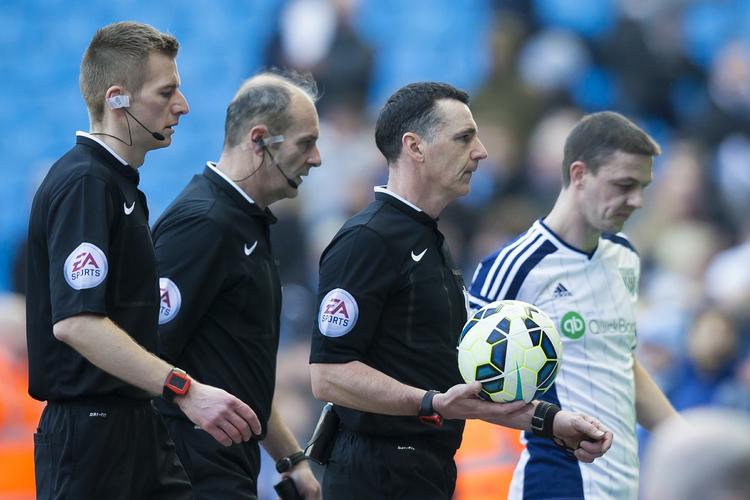 Fejldom. Dommer Neil Swarbrick (anden fra højre) er indrømmet, at viste den forkerte ud i dagens kamp mellem   Manchester City and West Bromwich Albion. 