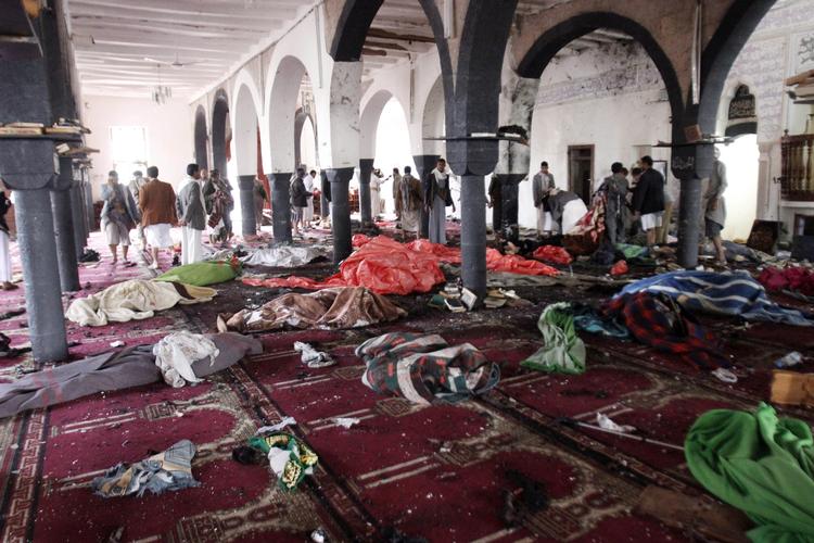 Massakre. Ofre for et af fredagens to selvmordsangreb ligger pakket ind i tæpper. I alt 140 blev dræbt i fredags. 