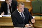 Debat. »Hvor meget vil Løkke skære i børnepengene?«, har Socialdemokraterne spurgt. Nu svarer V-formanden. 