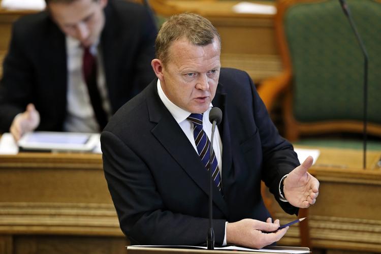 Debat. »Hvor meget vil Løkke skære i børnepengene?«, har Socialdemokraterne spurgt. Nu svarer V-formanden. 