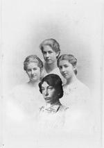 kollage. Det originale foto forestiller de tre Dinesen-søstre på Rungstedlund, Karen (Tanne) sidder til højre, til venstre Inger (Ea) og i midten Ellen (Elle). Nederst er halvsøsteren Elida indsat. 