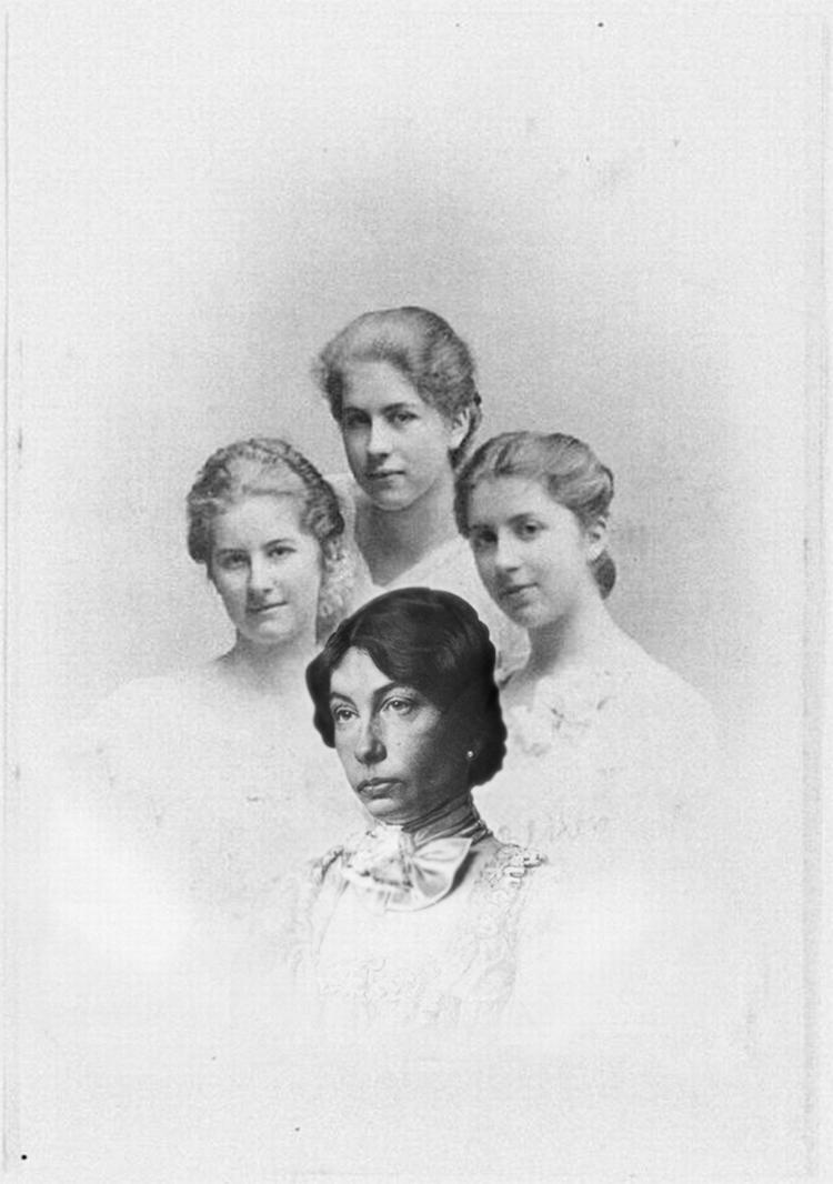 kollage. Det originale foto forestiller de tre Dinesen-søstre på Rungstedlund, Karen (Tanne) sidder til højre, til venstre Inger (Ea) og i midten Ellen (Elle). Nederst er halvsøsteren Elida indsat. 