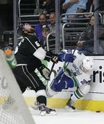 Nærkamp. Jannik Hansen (til højre) kom til at plante sin stav i ansigtet på Jake Muzzin i kampen mod divisionsrivalerne fra Los Angeles. 