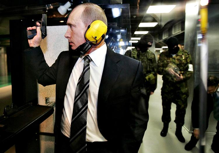 Advarsel. Ingen er fuldt ud klar over, hvad der egentlig rører sig i den stadig snævrere inderkreds omkring Ruslands præsident, Vladimir Putin. 