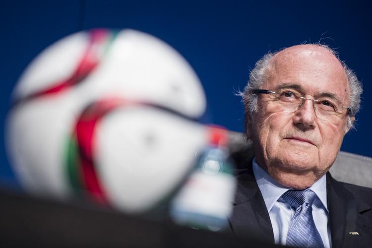 Fifa. Placeringen af VM i Qatar har hidtil været en stor tabersag for Fifa og præsidenten Sepp Blatter. 