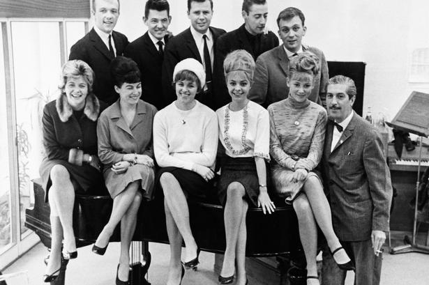 Sådan så gruppen af deltagere ved det danske melodigrandprix ud i 1963. Blandt deltagerne var udover Grethe og Jørgen Ingmann blandt andet også Grethe Sønck, Gitte Hænning, Dario Campeotto og Bjørn Tidmand. 