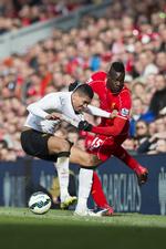 Nærkamp. Chris Smalling og Mario Balotelli var to af mange, der var ude med riven denne eftermiddag i Liverpool. 