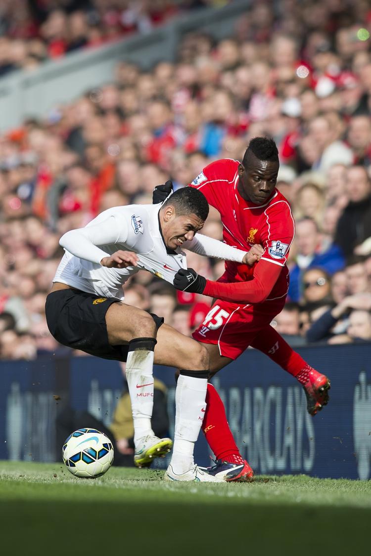 Nærkamp. Chris Smalling og Mario Balotelli var to af mange, der var ude med riven denne eftermiddag i Liverpool. 