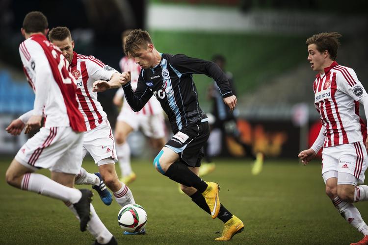 1-4. Marvin Pourie (i midten) udlignede for Sønderjyske, der endte med at køre AaB'erne over. 