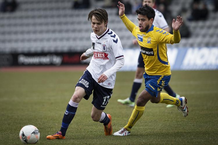 2-2. Den tidligere AGF'er  Danilo Arrieta  (th) scorede mod sin gamle klub og det unge backtalent Oskar Buur. 