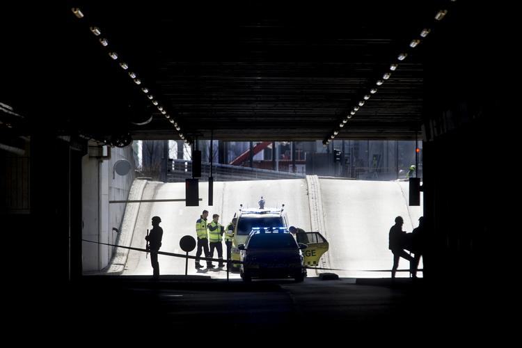 Opgør. Tre personer blev ramt af skud, da der onsdag udspillede sig et skudopgør mellem to grupper i parkeringsområdet ved indkøbscentret Field's på Amager. 