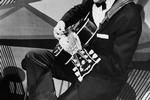 Helt fra ungdommen kastede Jørgen Ingmann sin kærlighed på guitaren. I 1961 hittede han internationalt - også i USA - med nummeret 'Apache', der er komponeret af Jerry Lordon. Nummeret lå gennem flere måneder som nummer to på den amerikanske hitliste. Grethe og Jørgen Ingmann blev gift i 1956 og udviklede sammen et mere poppet repertoire. Parret blev skilt i 1976, og Grethe Ingmann døde i 1990. 