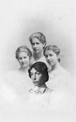 Søstre? Det originale foto forestiller de tre Dinesen-søstre Karen (th.), Inger (tv.) og Ellen (øverst). Nederst er Elida Spange blevet indsat. Billedmanipulation over originalfoto fra Det Kongelige Bibliotek 
