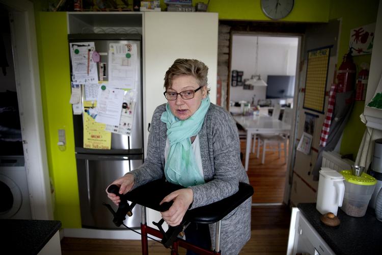 smerter. Tenna Skjoldan har de seneste fem år været hårdt plaget af smerter, og det betyder, at den 36-årige kvinde i dag har brug for flere hjælperedskaber, end de fleste har, når de flytter på plejehjem. 