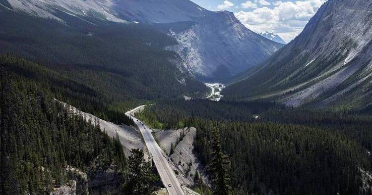 Smuk. Icefield Parkway, hvis rigtige navn er Highway 93 North, er indgangen til Jasper. Den 230 kilometer lange vej forbinder Lake Louise i Banff Nationalpark med Jasper Nationalpark og kaldes '20 gange Schweiz på én vej'. 