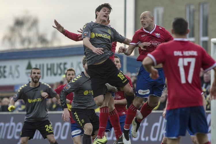 Aggressivitet i duellerne er et af de elementer i sit spil, som målscorer Christian Nørgaard (nr. 19) har arbejdet på. 