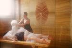 Boblebad. I Hammam &amp; Spa Copenhagen bliver du dampet, renskuret, pakket ind i skum og masseret med olie. 