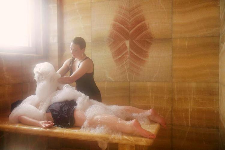 Boblebad. I Hammam &amp; Spa Copenhagen bliver du dampet, renskuret, pakket ind i skum og masseret med olie. 