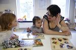 Hænder. Cindie Christoffersen arbejder i vuggestuen Børnehuset, hvor hænderne ofte slipper op, når endnu et barn har brug for nærvær. 