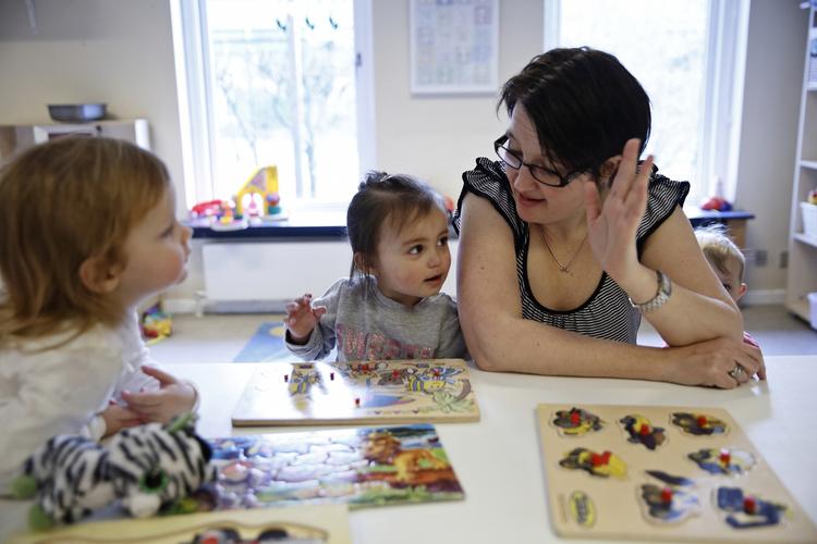 Hænder. Cindie Christoffersen arbejder i vuggestuen Børnehuset, hvor hænderne ofte slipper op, når endnu et barn har brug for nærvær. 