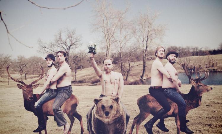 Sonja. Disse mænd kalder sig tilsammen Sonja Hald. Hvis det er forvirrende, har du allerede fået en meget god fornemmelse af, hvad de er ude på. 