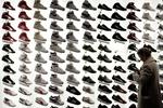 selvmål. En  typisk dansk familie snyder sig selv om omkring 1.000 kroner om året ved at have penge stående på en bankkonto med minimal rente - eller, hvad der cirka svarer til prisen på et par sneakers til en krævende teenager. 