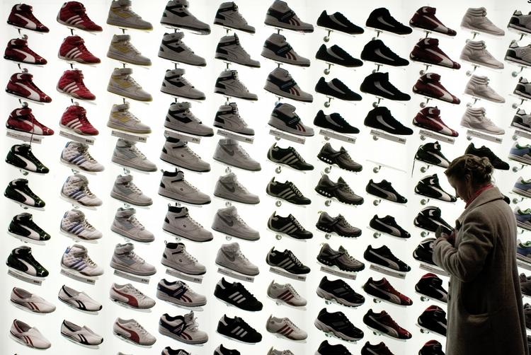 selvmål. En  typisk dansk familie snyder sig selv om omkring 1.000 kroner om året ved at have penge stående på en bankkonto med minimal rente - eller, hvad der cirka svarer til prisen på et par sneakers til en krævende teenager. 