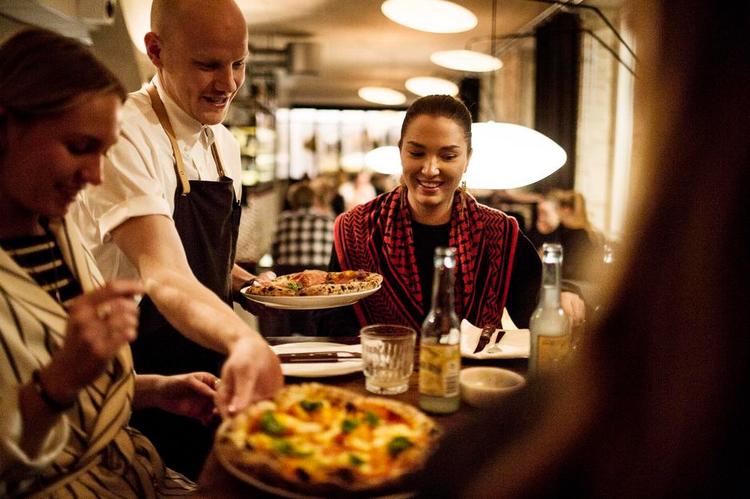 Særklasse. Et af miraklerne på Nørrebro er Bæsts helt egen mozzarellaost, hjemmelavet i et 300 liter stort ostekar. 