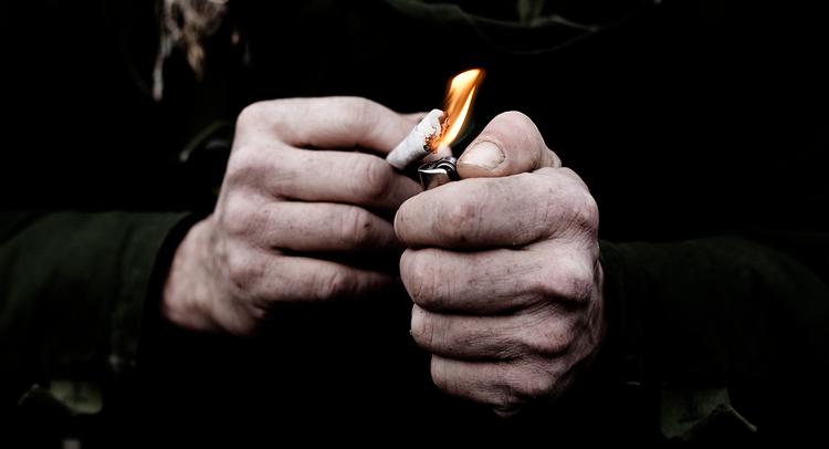Tiltalt I dag begyndte retssagen mod en 34-årig månd, der er tiltalt for at have leveret remedier til fremstillingen af over 300.000 joints. 