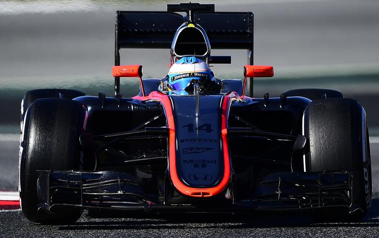 køreklar. Fernando Alonso husker, at styringen pludselig blev tung i øjeblikket inden han kørte galt i Barcelona. 