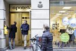 Detail. De danske apoteker udvider varesortimentet, så de ikke længere kun sælger lægemidler. Alternativet er højere medicinpriser, siger apotekerne selv. Her er vi ved Vaisenhus Apotek ved Rundetårn. 