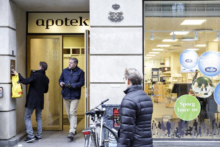 Detail. De danske apoteker udvider varesortimentet, så de ikke længere kun sælger lægemidler. Alternativet er højere medicinpriser, siger apotekerne selv. Her er vi ved Vaisenhus Apotek ved Rundetårn. 