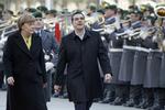 Parade. Den græske regeringsleder, Alexis Tsipras, er for første gang på besøg hos forbundskansler Angela Merkel i Berlin. Men stemningen er anspændt på grund af grækernes ønske om lempede lånebetingelser. 