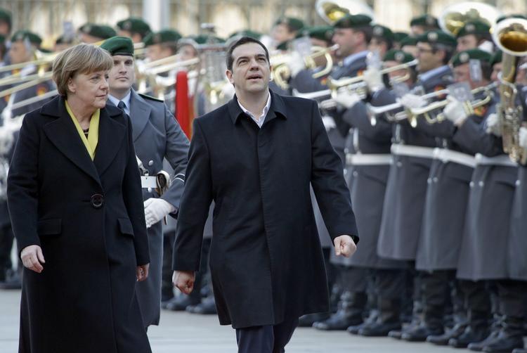Parade. Den græske regeringsleder, Alexis Tsipras, er for første gang på besøg hos forbundskansler Angela Merkel i Berlin. Men stemningen er anspændt på grund af grækernes ønske om lempede lånebetingelser. 
