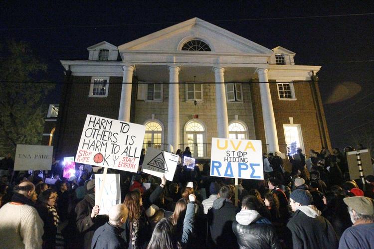 SYMPATI. Studerende på University of Virginia demonstrede tidligere foran studenterforeningen Phi Kappa Psi, som de 7 mænd, der var anklaget for gruppevoldtægten, er medlemmer af. 