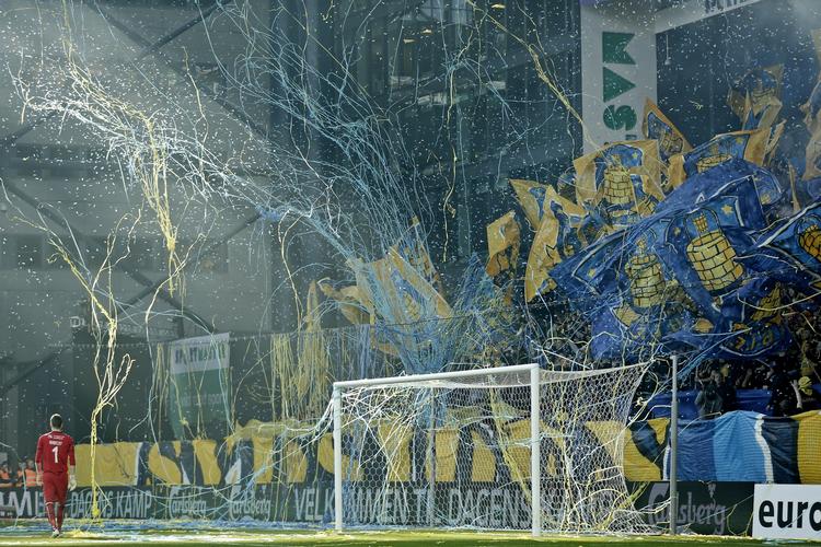 bøde. Brøndbys fans lavede en festlig optakt til kampen mod FCK i Parken. Senere blev der brugt kasteskyts og romerlys. 