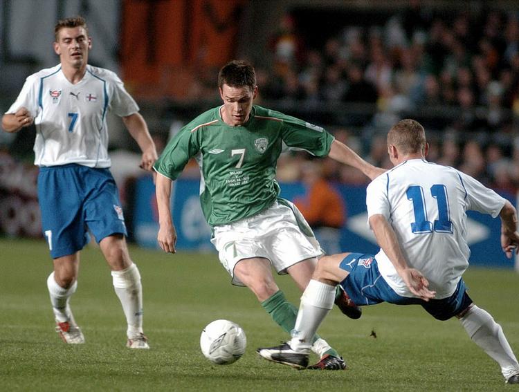 Frodi Benjaminsen (til venstre) havde ikke heldet med sig i nederlaget til Irland i 2004, men søndag eftermiddag kom han på måltavlen i kampen mod Island. Arkivfoto. 