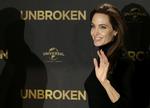 Kræftdisponeret. Angelina Jolie kan ikke få flere børn. For at minimere risikoen for kræft, har hun fået fjernet æggestokke og æggeledere, fortæller hun i et personligt indlæg i The New York Times. Her ses hun på premieren på filmen 'Unbroken', som hun har instrueret. 