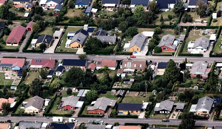 Boligejerkonflikt. Skatteminister Benny Engelbrecht (S) var i dag indkaldt til samråd på baggrund af en række artikler i Politiken, der blandt andet kunne fortælle, at den stigende grundskyld betyder, at ejerne af selv små, beskedne huse i dag betaler langt mere end ejere af luksuslejligheder. 