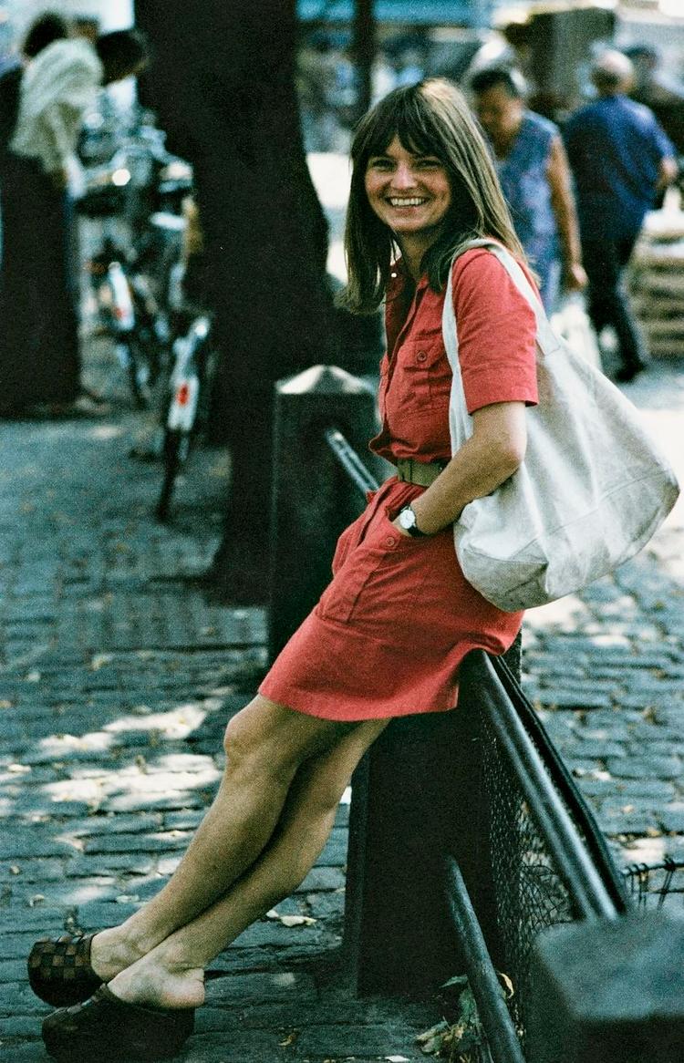 stjerne. Selv om Trille solgte masser af plader og gav udsolgte koncerter landet over, rynkede mange på næsen, fordi hun jo 'bare' var en pige med en guitar. I dag hedder det singersongwriter og nyder større anerkendelse 