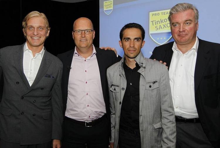 Firkløver. Lars Seier (th) er klar til at spille en aktiv rolle i et forsøg på fredsmægling mellem Riis (i midten) og Tinkov (tv). Taberen i det spil kan blive stjernerytteren Alberto Contador, der er tæt knyttet til Riis. 