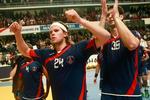 foran. Mikkel Hansen skal også på banen i dag, men det ser bedre ud for ham og PSG end for Kolding København, da det franske mandskab tog en 23-21-sejr i første opgør med Dunkerque. Foto: Thibault Camus/AP 