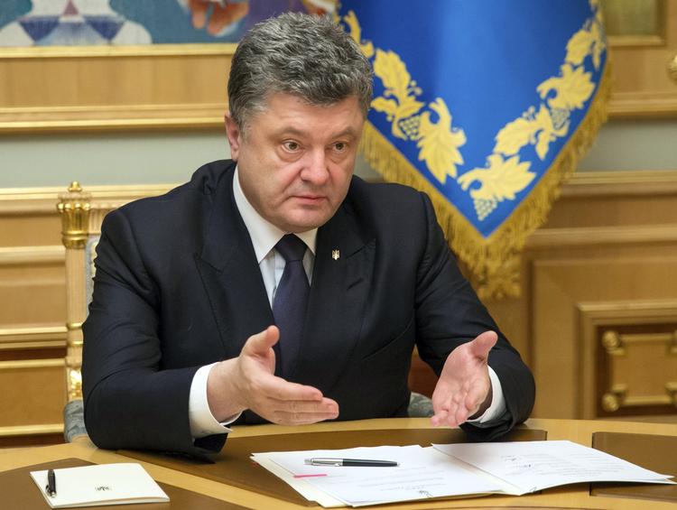Afsat. Ukraines præsident Petro Porosjenko afsætter den magtfuld guvernør og oligark Igor Kolomojskij. 