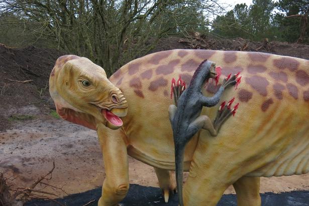 iguanodon. Den fredelige planteæder bliver her angrebet af en deinonychus. En grum kamp, der foregår i en tjærepøl. Foto: Allan Graubæk 