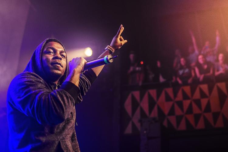 Hovednavn. Kendrick Lamar under en koncert i Store Vega i 2013. Dengang fik han fire stjerner af Politikens anmelder for sin »buldrende fest«, der fik alle publikummer med. 