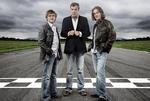 Institution. Værten Jeremy Clarkson (i midten) løftede et halvsløjt motorprogram til en milliardforretning for BBC. Men i kølvandet på andre skandaler havde BBC ingen anden mulighed end at fyre ham. Foto: BBC 