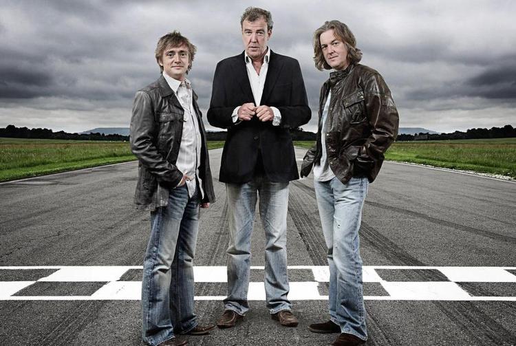 Institution. Værten Jeremy Clarkson (i midten) løftede et halvsløjt motorprogram til en milliardforretning for BBC. Men i kølvandet på andre skandaler havde BBC ingen anden mulighed end at fyre ham. Foto: BBC 