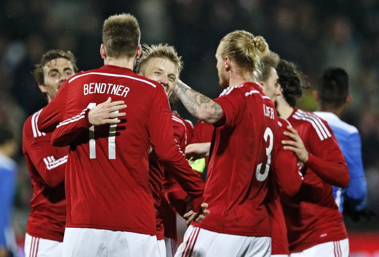 GEVINST. Holdkammeraterne flokkes om Nicklas Bendtner, der med tre scoringer skaffede en sejr i Aarhus over USA. 